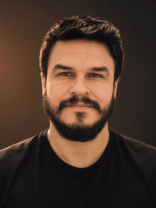 Foto de Wilson Llanos, retrato de estúdio